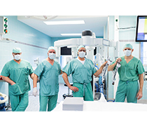OP-Pfleger Stefan Stanko, Prof. Dr. med. Frank Benedix, Oberarzt an der der Universitätsklinik für Allgemein-, Viszeral-, Gefäß- und Transplantationschirurgie Magdeburg, Prof. Dr. med. Hans-Jochen Heinze, Ärztlicher Direktor des Universitätsklinikums Magdeburg, Prof. Dr. med. Dr. h.c. Roland S. Croner, Direktor der Universitätsklinik für Allgemein, Viszeral-, Gefäß- und Transplantationschirurgie Magdeburg, vor dem neuen DaVinci-Operationssystem.